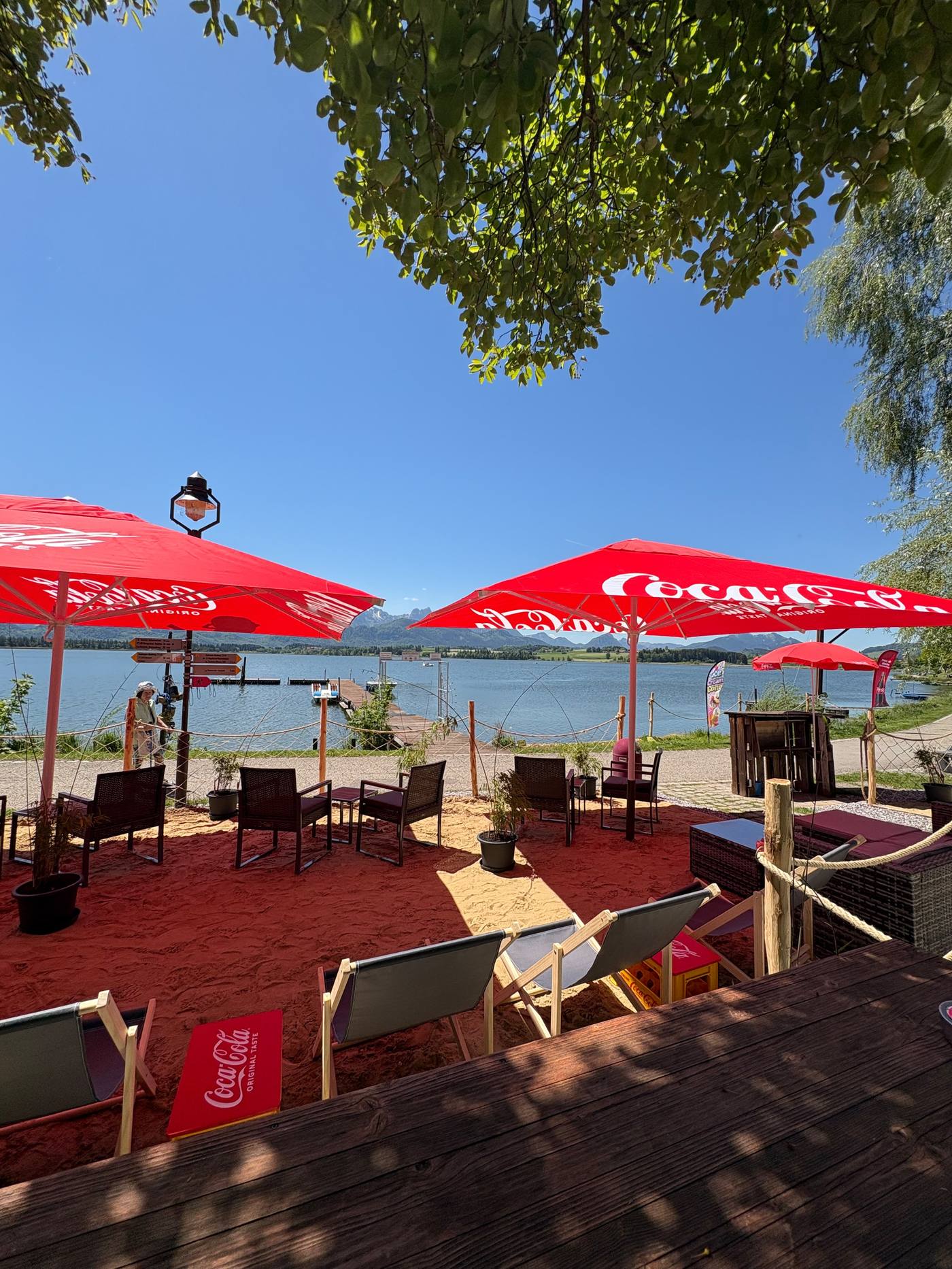 Liegestühle und Lounge-Bereich am Strand